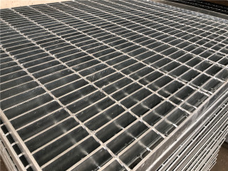 安裝鋼格柵板一定要做好鍍鋅工作